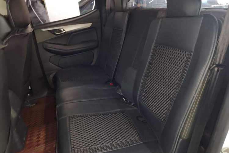 Used Isuzu JLM 2020 2.8T Classic Two-Wheel Drive Diesel Euro VI Comfort Version Standard Wheelbase JE493ZLQ6E Left Rear Seat