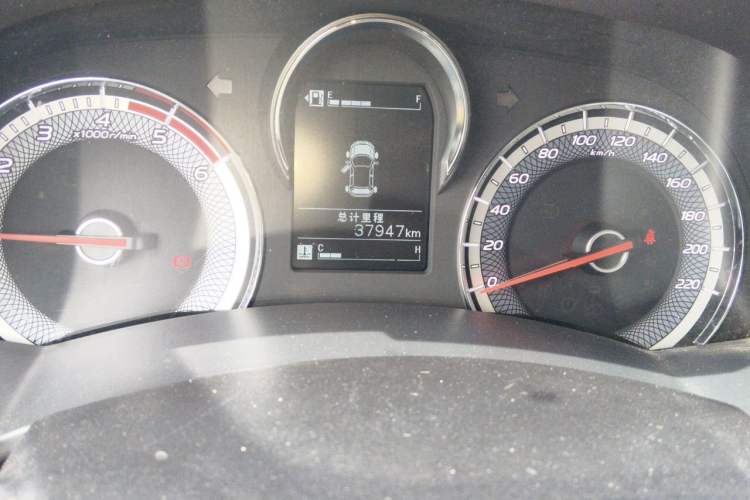 Used Isuzu JLM 2020 2.8T Classic Two-Wheel Drive Diesel Euro VI Comfort Version Standard Wheelbase JE493ZLQ6E Odometer Close Up