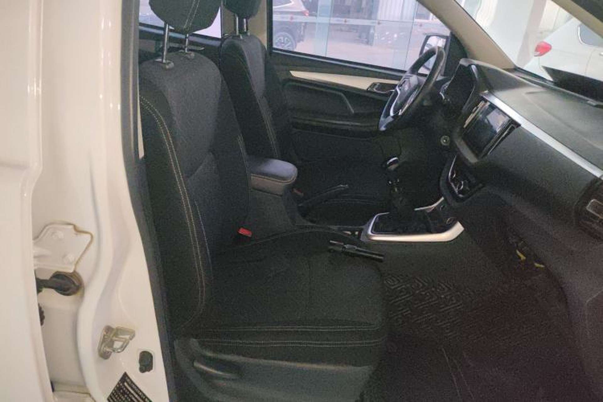 Used Isuzu JLM 2020 2.5T Two-Wheel Drive Diesel Leading-Edge Version JE4D25Q6A Meeting China VI Emission Standards Right Front Seat