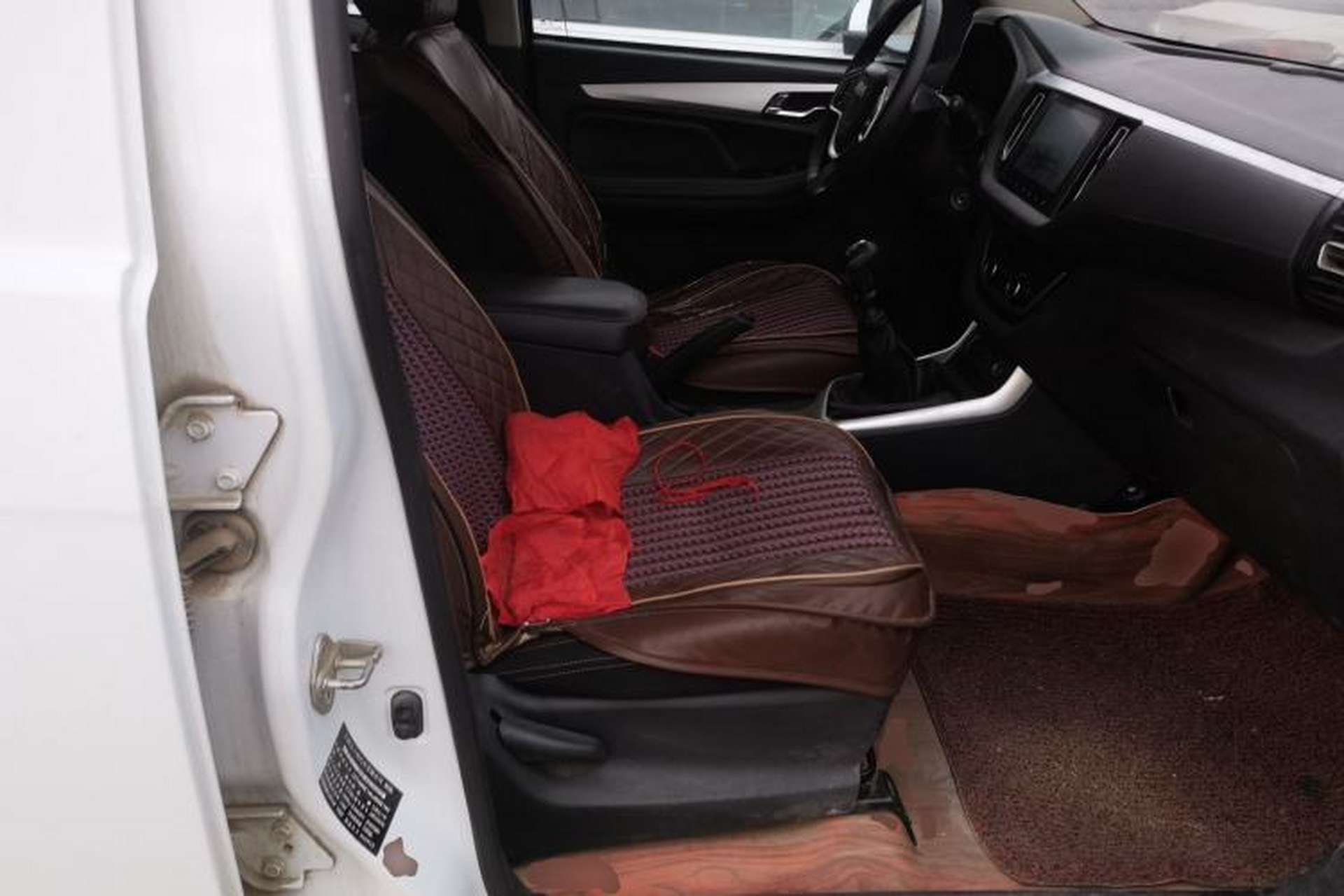Used Isuzu JLM 2020 2.5T Two-Wheel Drive Diesel Leading-Edge JE4D25Q6A with National VI Emission Standards Standard Wheelbase – Ruimai S Right Front Seat