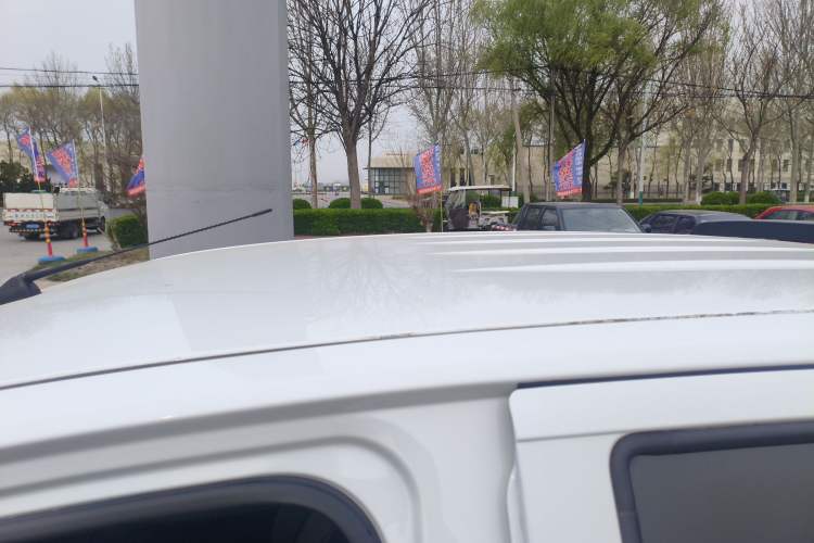 Used Isuzu JLM 2020 2.5T Two-Wheel Drive Diesel Leading-Edge Version JE4D25Q6A Meeting China VI Emission Standards Roof