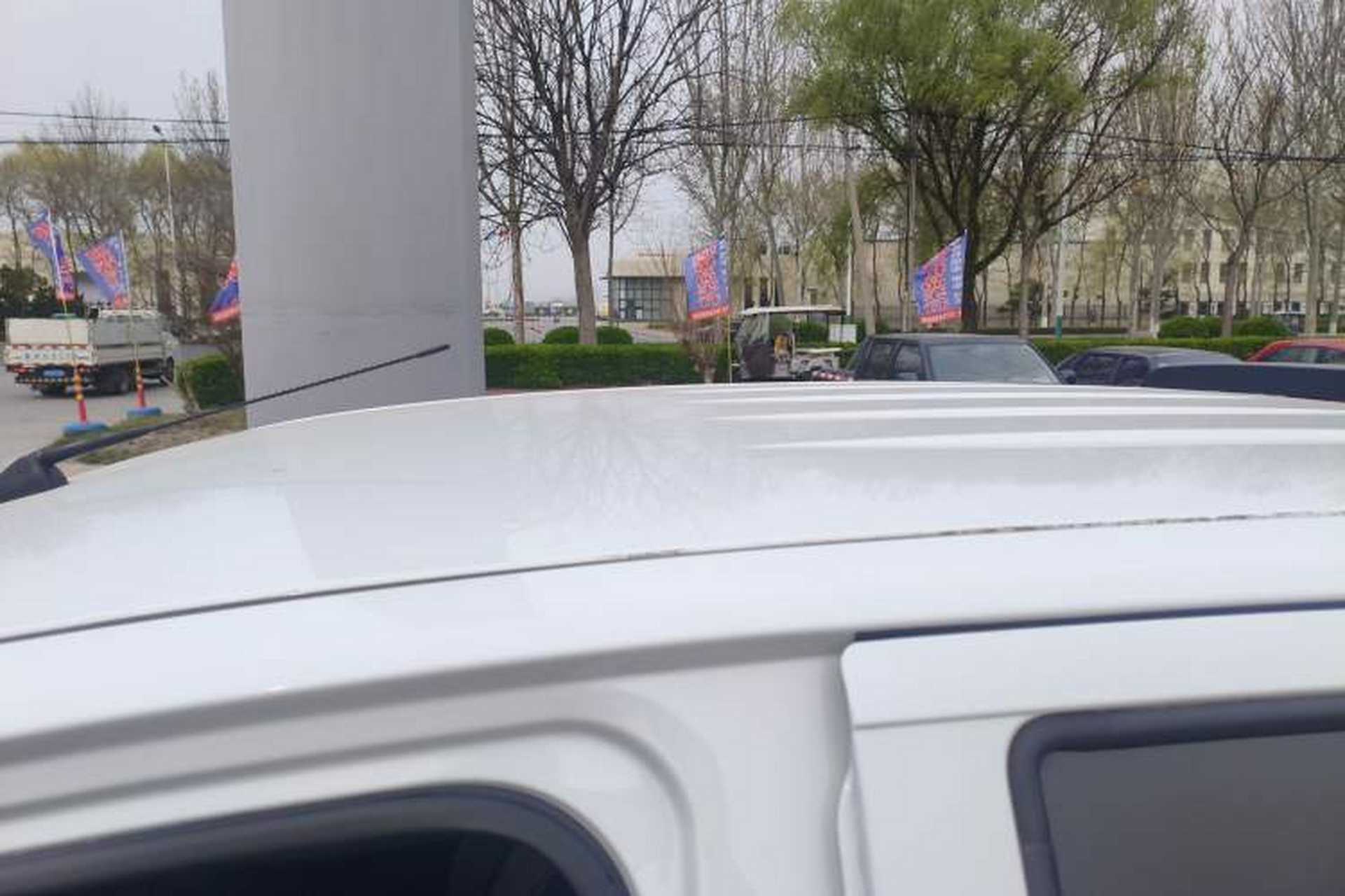 Used Isuzu JLM 2020 2.5T Two-Wheel Drive Diesel Leading-Edge Version JE4D25Q6A Meeting China VI Emission Standards Roof