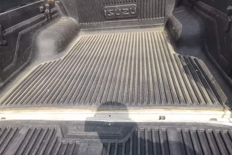 Used Isuzu JLM 2020 2.5T Two-Wheel Drive Diesel Leading-Edge JE4D25Q6A with National VI Emission Standards Standard Wheelbase – Ruimai S Trunk
