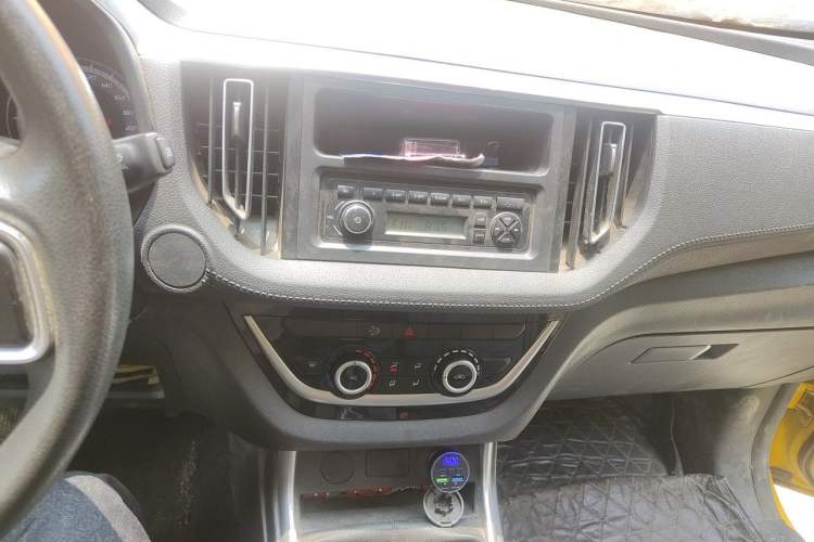 Used Isuzu JLM 2020 2.8T Classic Two-Wheel Drive Diesel Euro VI Comfort Plus Extended Version JE493ZLQ6E Audio And AC Panel