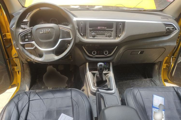 Used Isuzu JLM 2020 2.8T Classic Two-Wheel Drive Diesel Euro VI Comfort Plus Extended Version JE493ZLQ6E Center Console