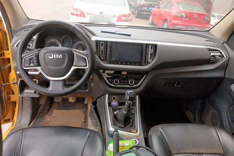 Used Isuzu JLM 2020 2.5T 4x4 Diesel Leading-Edge JE4D25Q6A China VI Standard Wheelbase – Ruimai S Center Console
