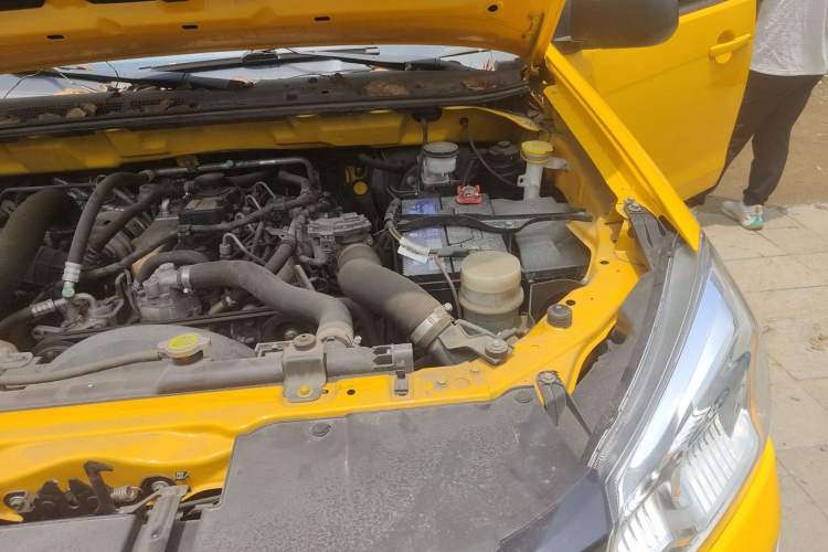 Used Isuzu JLM 2020 2.8T Classic Two-Wheel Drive Diesel Euro VI Comfort Plus Extended Version JE493ZLQ6E Engine Bay Left