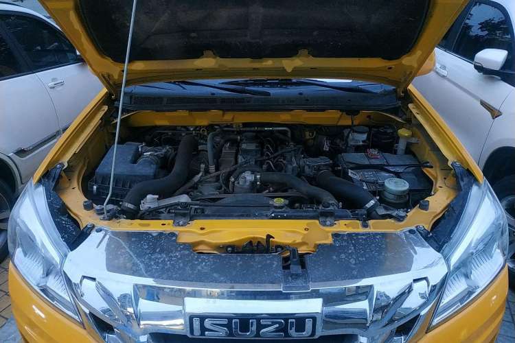 Used Isuzu JLM 2020 2.8T Classic Two-Wheel Drive Diesel Euro VI Comfort Plus Extended Version JE493ZLQ6E Engine Bay