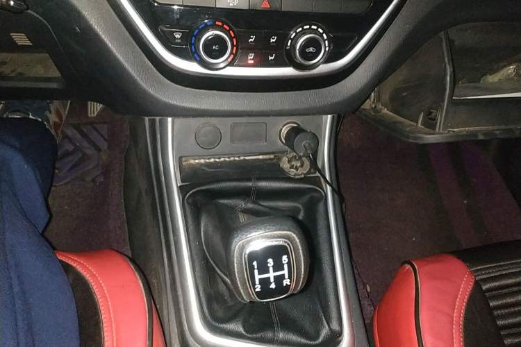 Used Isuzu JLM 2020 2.8T Classic Two-Wheel Drive Diesel Euro VI Comfort Plus Extended Version JE493ZLQ6E Gear Lever