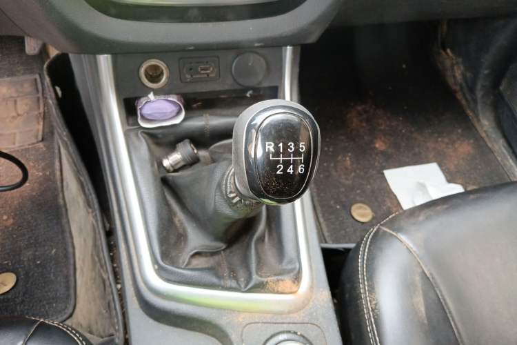 Used Isuzu JLM 2020 2.5T 4x4 Diesel Leading-Edge JE4D25Q6A China VI Standard Wheelbase – Ruimai S Gear Lever