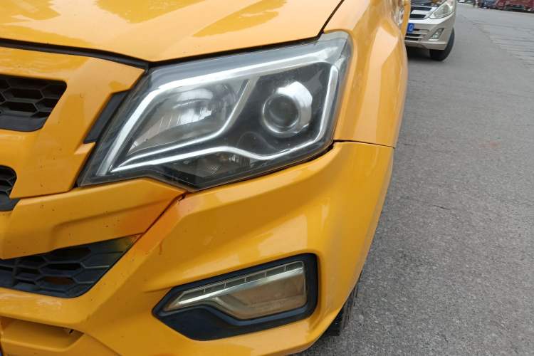 Used Isuzu JLM 2020 2.5T 4x4 Diesel Leading-Edge JE4D25Q6A China VI Standard Wheelbase – Ruimai S Left Front Headlight
