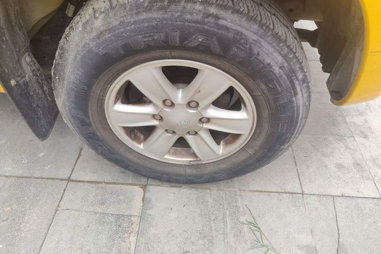 Used Isuzu JLM 2020 2.8T Classic Two-Wheel Drive Diesel Euro VI Comfort Plus Extended Version JE493ZLQ6E Right Front Wheel Hub