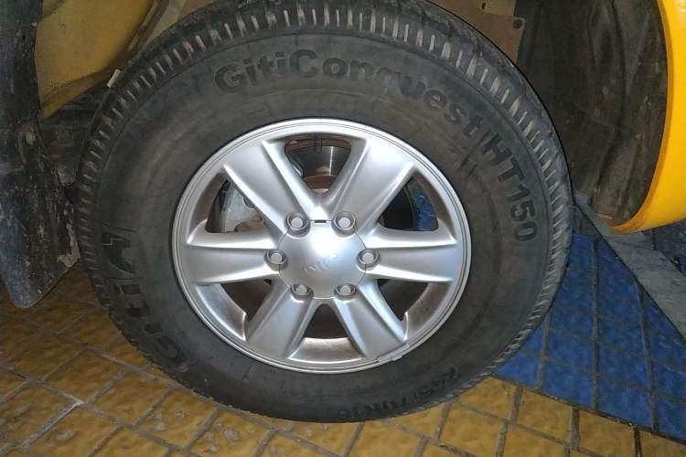 Used Isuzu JLM 2020 2.8T Classic Two-Wheel Drive Diesel Euro VI Comfort Plus Extended Version JE493ZLQ6E Right Front Wheel Hub