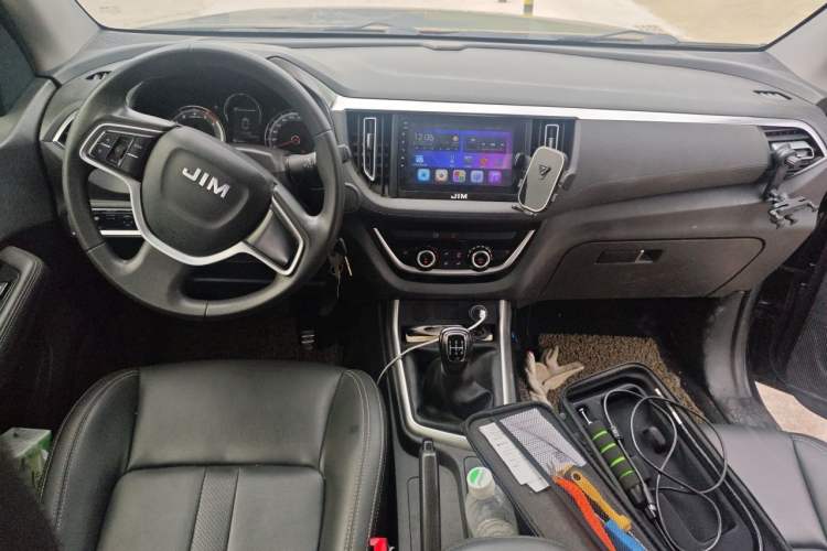 Used Isuzu JLM 2022 2.8T Classic Diesel Two-Wheel Drive Comfort Version with Long Wheelbase – JE493ZLQ6E Center Console