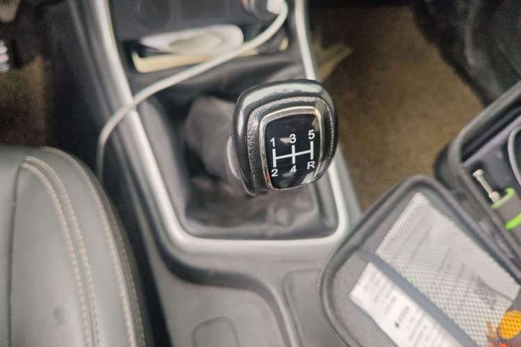 Used Isuzu JLM 2022 2.8T Classic Diesel Two-Wheel Drive Comfort Version with Long Wheelbase – JE493ZLQ6E Gear Lever