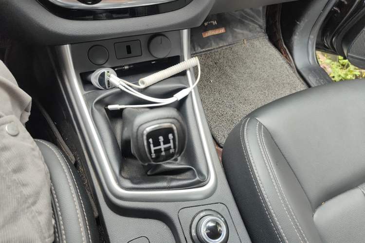 Used Isuzu JLM 2022 2.8T Classic Diesel 4x4 Comfort Version with Long Wheelbase – JE493ZLQ6E Gear Lever