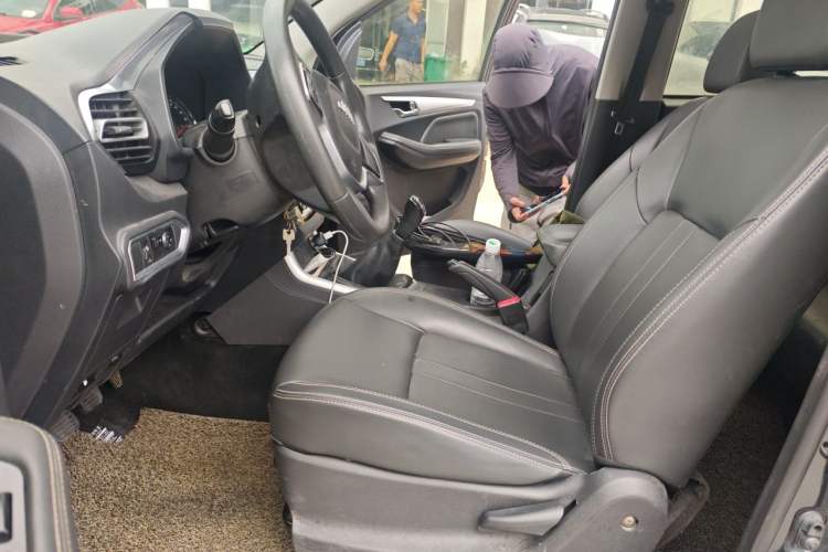 Used Isuzu JLM 2022 2.8T Classic Diesel Two-Wheel Drive Comfort Version with Long Wheelbase – JE493ZLQ6E Left Front Seat