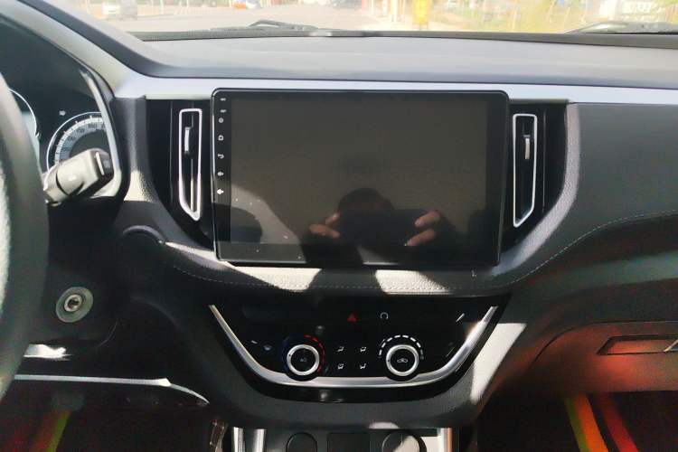 Used Isuzu JLM 2022 2.4T Classic Gasoline Two-Wheel-Drive Comfort Version with Extended Wheelbase – 4K22D4T Audio And AC Panel