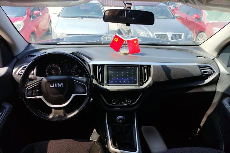 Used Isuzu JLM 2022 2.8T Classic Diesel Two-Wheel Drive Comfort Version with Long Wheelbase – JE493ZLQ6E Center Console