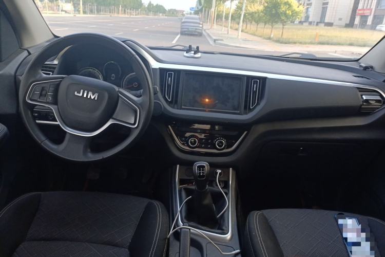 Used Isuzu JLM 2022 2.8T Classic Diesel Two-Wheel Drive Comfort Version with Long Wheelbase – JE493ZLQ6E Center Console