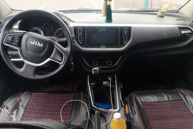 Used Isuzu JLM 2022 2.8T Classic Diesel Two-Wheel Drive Comfort Version with Long Wheelbase – JE493ZLQ6E Center Console