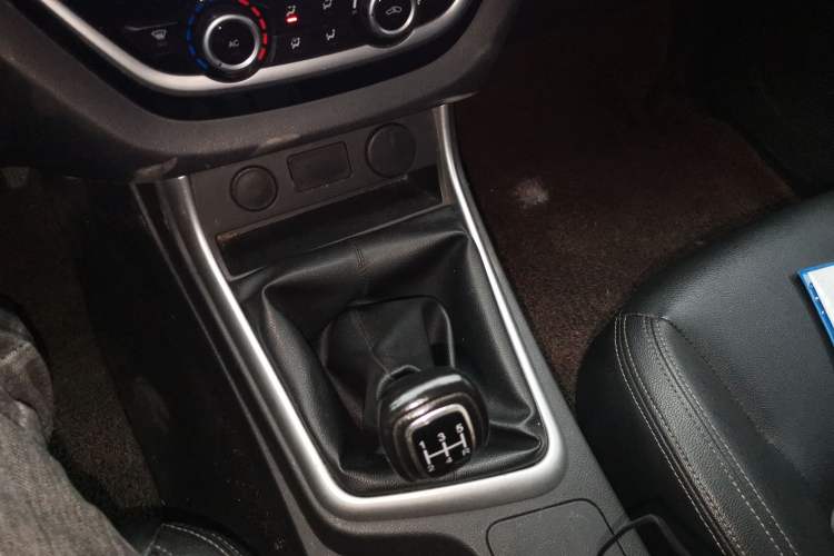 Used Isuzu JLM 2022 2.8T Classic Diesel 4x4 Comfort Version Standard Wheelbase JE493ZLQ6E Gear Lever