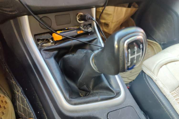 Used Isuzu JLM 2022 2.8T Classic Diesel Two-Wheel Drive Comfort Version with Long Wheelbase – JE493ZLQ6E Gear Lever