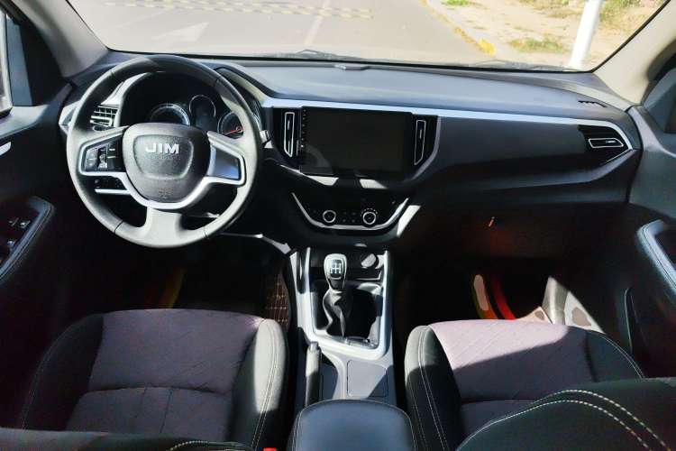 Used Isuzu JLM 2022 2.4T Classic Gasoline Two-Wheel-Drive Comfort Version with Extended Wheelbase – 4K22D4T Interior 2