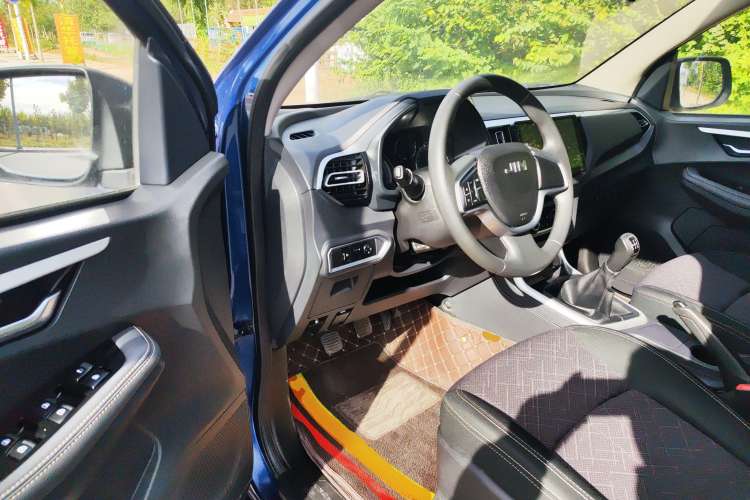 Used Isuzu JLM 2022 2.4T Classic Gasoline Two-Wheel-Drive Comfort Version with Extended Wheelbase – 4K22D4T Interior 3