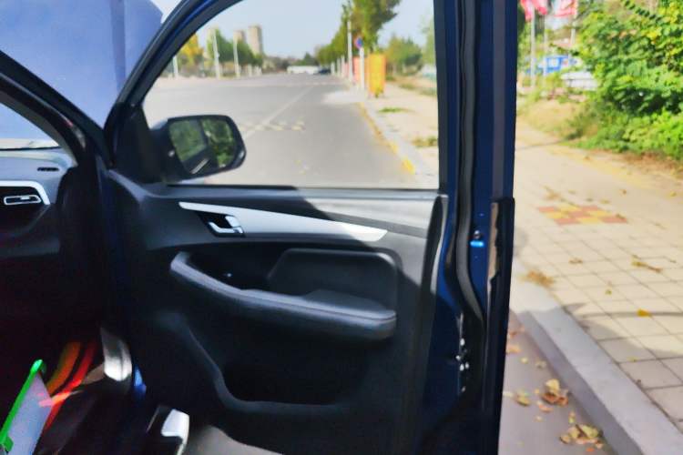 Used Isuzu JLM 2022 2.4T Classic Gasoline Two-Wheel-Drive Comfort Version with Extended Wheelbase – 4K22D4T Interior 5