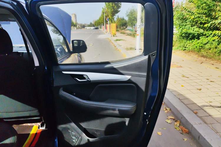 Used Isuzu JLM 2022 2.4T Classic Gasoline Two-Wheel-Drive Comfort Version with Extended Wheelbase – 4K22D4T Interior 6