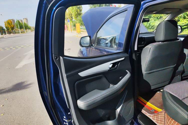 Used Isuzu JLM 2022 2.4T Classic Gasoline Two-Wheel-Drive Comfort Version with Extended Wheelbase – 4K22D4T Interior 8