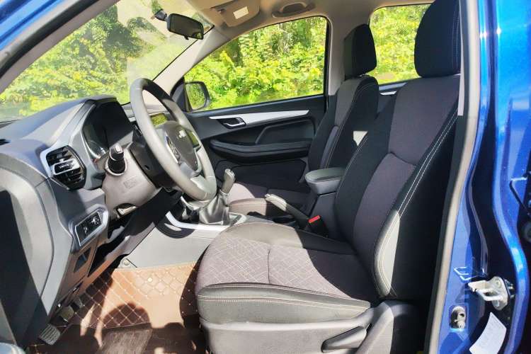 Used Isuzu JLM 2022 2.4T Classic Gasoline Two-Wheel-Drive Comfort Version with Extended Wheelbase – 4K22D4T Left Front Seat