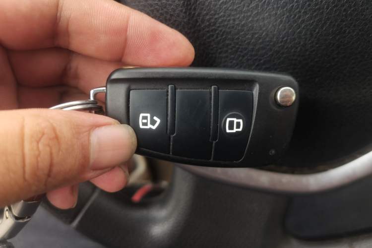 Used Isuzu JLM 2022 2.8T Classic Diesel Two-Wheel Drive Comfort Version with Long Wheelbase – JE493ZLQ6E Vehicle Key