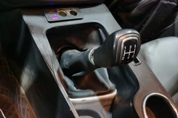 Used Isuzu JLM 2022 2.8T Classic Diesel Two-Wheel Drive Comfort Version with Long Wheelbase – JE493ZLQ6E Gear Lever