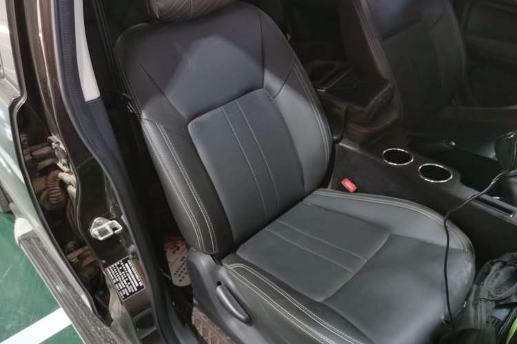 Used Isuzu JLM 2022 2.8T Classic Diesel Two-Wheel Drive Comfort Version with Long Wheelbase – JE493ZLQ6E Right Front Seat