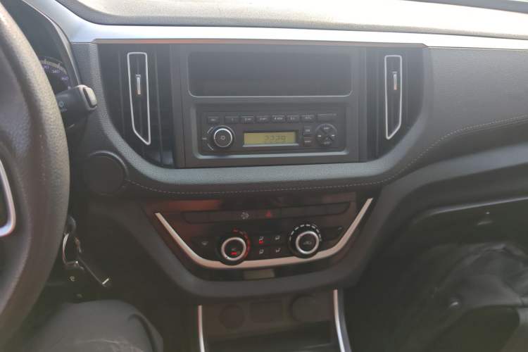 Used Isuzu JLM 2022 2.8T Classic Diesel Two-Wheel Drive Comfort Version with Standard Wheelbase – JE493ZLQ6E Audio And AC Panel