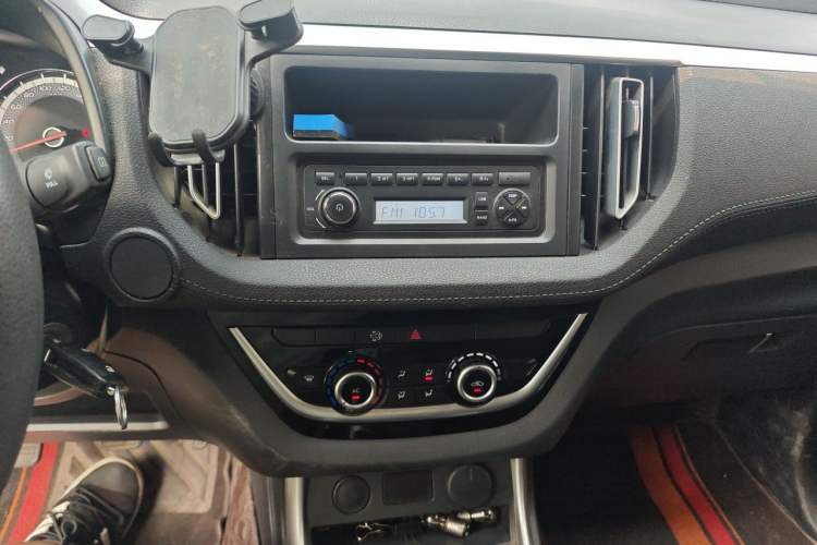 Used Isuzu JLM 2022 2.8T Classic Diesel 4x4 Comfort Edition Standard Wheelbase JE493ZLQ6E Audio And AC Panel