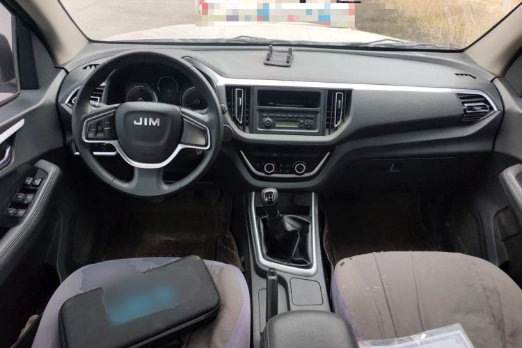 Used Isuzu JLM 2022 2.8T Classic Diesel Two-Wheel Drive Comfort Version with Standard Wheelbase – JE493ZLQ6E Center Console
