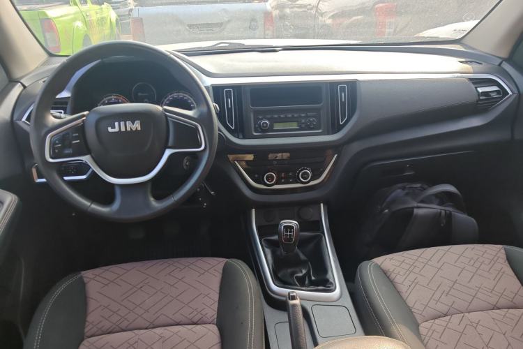 Used Isuzu JLM 2022 2.8T Classic Diesel Two-Wheel Drive Comfort Version with Standard Wheelbase – JE493ZLQ6E Center Console