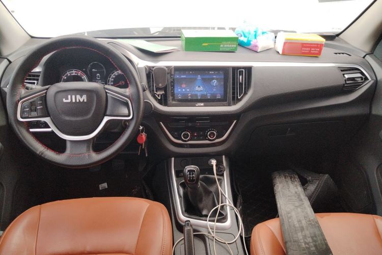 Used Isuzu JLM 2022 2.8T Classic Diesel Two-Wheel Drive Comfort Version with Long Wheelbase – JE493ZLQ6E Center Console