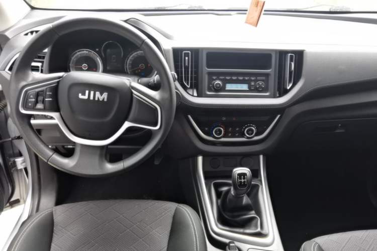 Used Isuzu JLM 2022 2.8T Classic Diesel Two-Wheel Drive Comfort Version with Long Wheelbase – JE493ZLQ6E Center Console