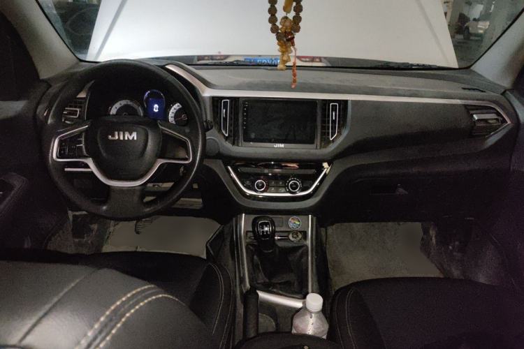 Used Isuzu JLM 2022 2.8T Classic Diesel Two-Wheel Drive Comfort Version with Standard Wheelbase – JE493ZLQ6E Center Console