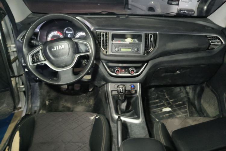 Used Isuzu JLM 2022 2.8T Classic Diesel Two-Wheel Drive Comfort Version with Long Wheelbase – JE493ZLQ6E Center Console