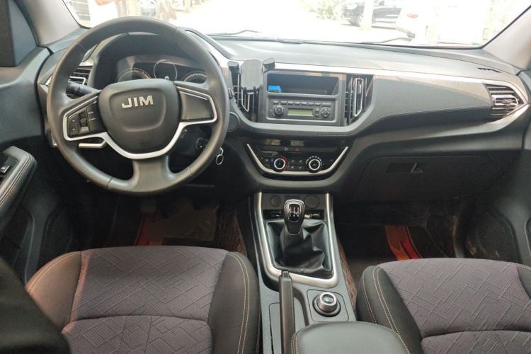 Used Isuzu JLM 2022 2.8T Classic Diesel 4x4 Comfort Edition Standard Wheelbase JE493ZLQ6E Center Console