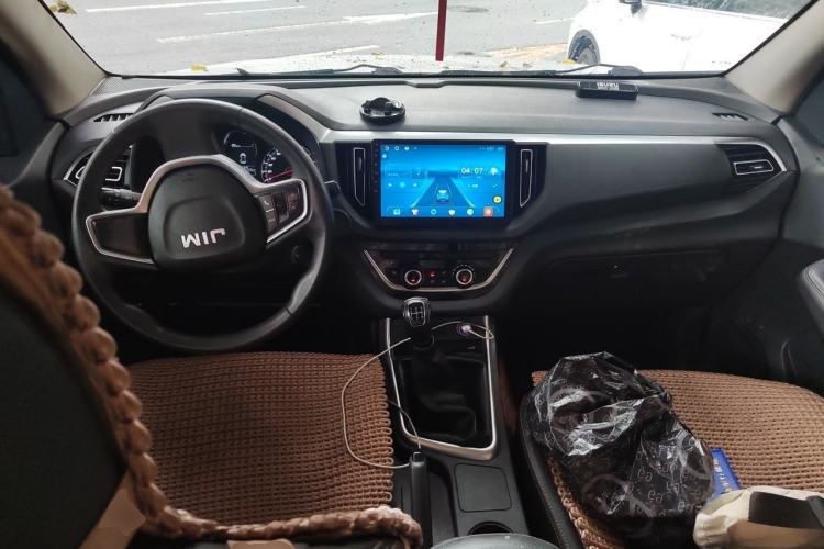 Used Isuzu JLM 2022 2.8T Classic Diesel Two-Wheel Drive Comfort Version with Long Wheelbase – JE493ZLQ6E Center Console