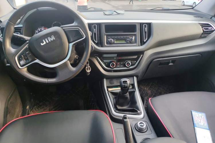 Used Isuzu JLM 2022 2.8T Classic Diesel 4x4 Comfort Edition Standard Wheelbase JE493ZLQ6E Center Console