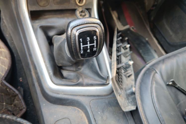 Used Isuzu JLM 2022 2.8T Classic Diesel Two-Wheel Drive Comfort Version with Long Wheelbase – JE493ZLQ6E Gear Lever