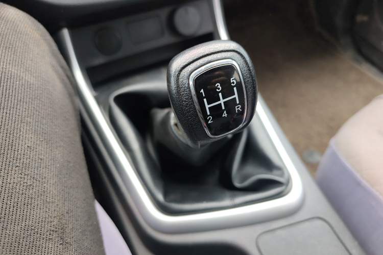 Used Isuzu JLM 2022 2.8T Classic Diesel Two-Wheel Drive Comfort Version with Standard Wheelbase – JE493ZLQ6E Gear Lever