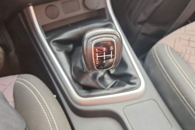 Used Isuzu JLM 2022 2.8T Classic Diesel Two-Wheel Drive Comfort Version with Standard Wheelbase – JE493ZLQ6E Gear Lever